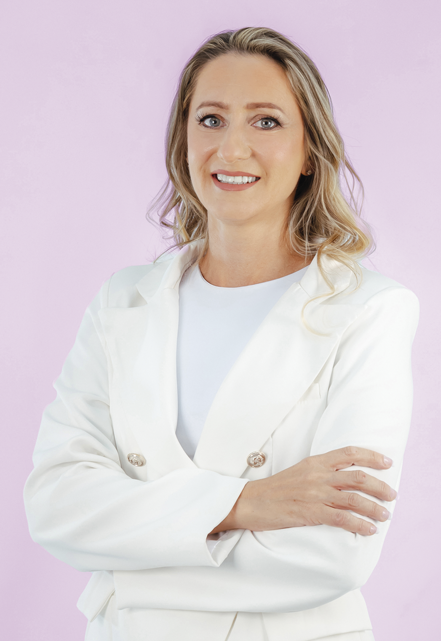 Lorena Arelluk emprendedora, ingeniera en Marketing y Publicidad, profesora de ESL, coach, capacitadora y speaker internacional certificada. Es miembro de Maxwell Leadership y miembro vitalicia de Integral Leadership Network.