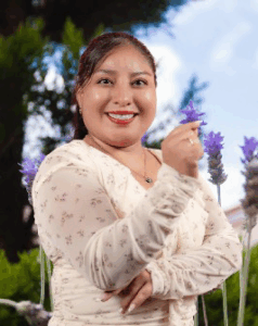 Yesenia Noemí: desde pequeña, enfrenté  diversos desafíos que marcaron mi vida y me impulsaron a  desarrollar una gran fortaleza y determinación. Estos retos  me convirtieron en una mujer resiliente y apasionada por  el crecimiento personal y el bienestar emocional.