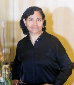 Tulia Adela: soy ingeniera en Comunicaciones y Electrónica, con una  maestría en Programación Neurolingüística (PNL), coach  ontológico, consultora empresarial con más de 15 años de  experiencia y consultora en desarrollo humano.